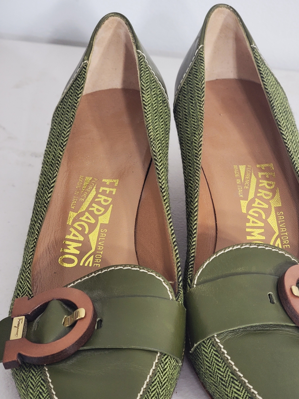 NEW Salvatore Ferragamo Herringbone Tweed Gancini Pumps Green 6.5B - Picture 3 of 13